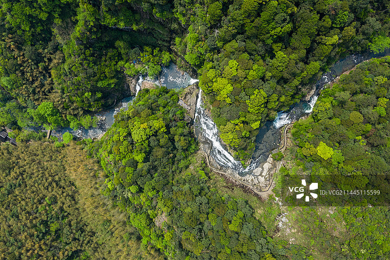 峡谷中的瀑布图片素材