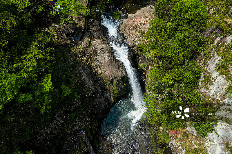 峡谷中的瀑布图片素材
