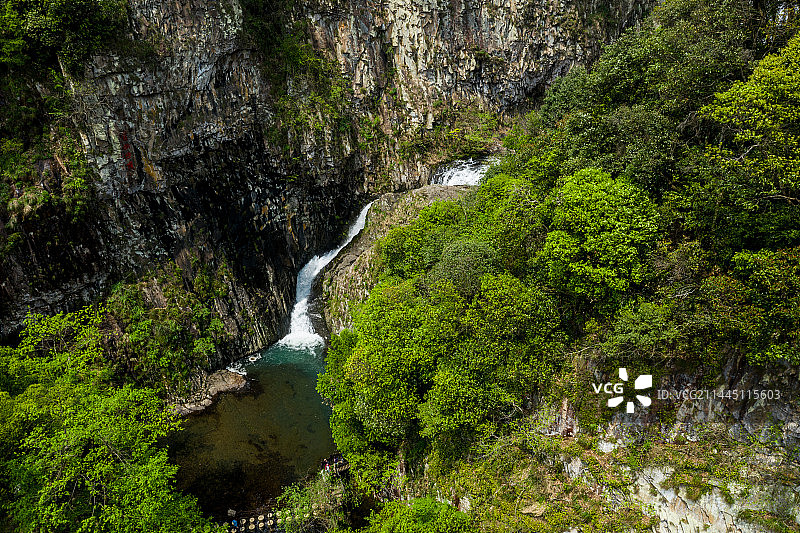 峡谷中的瀑布图片素材