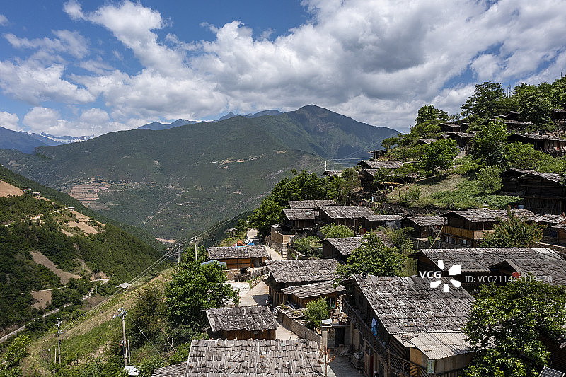 航拍云南省迪庆藏族自治州维西傈僳族自治县同乐村古村落图片素材