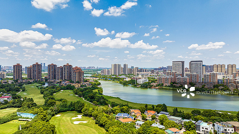 湖北武汉金银湖国际高尔夫球场晴朗天空图片素材