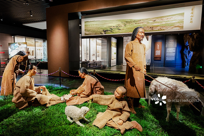 呼伦贝尔历史博物馆蜡像群，展示跋鲜卑人家庭淳朴原始的氏族生活，男女老幼放羊织布耕地玩耍图片素材
