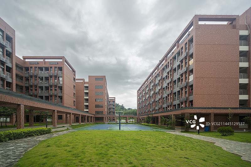 中学，漂亮的校园，现代化学校，齐备的教育设施图片素材