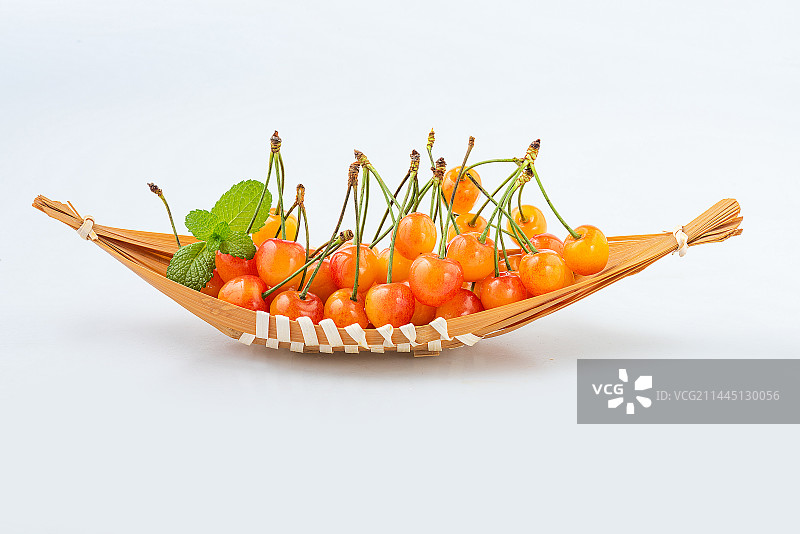 白底上的黄金车厘子雷尼尔黄樱桃图片素材
