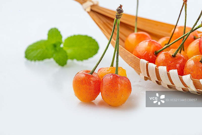 白底上的黄金车厘子雷尼尔黄樱桃图片素材