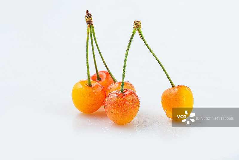 白底上的黄金车厘子雷尼尔黄樱桃图片素材