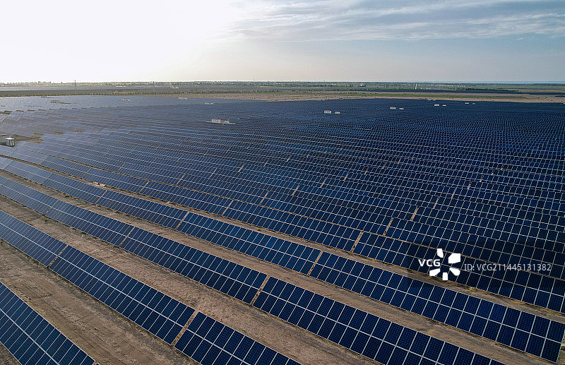 甘肃金塔：戈壁滩建起光伏园图片素材
