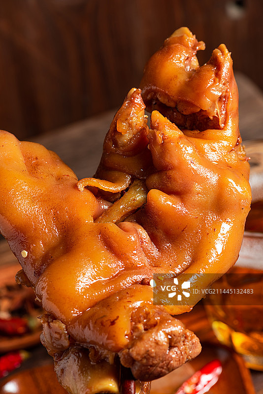 乡村风格美食摄影旧木板上的卤猪蹄图片素材