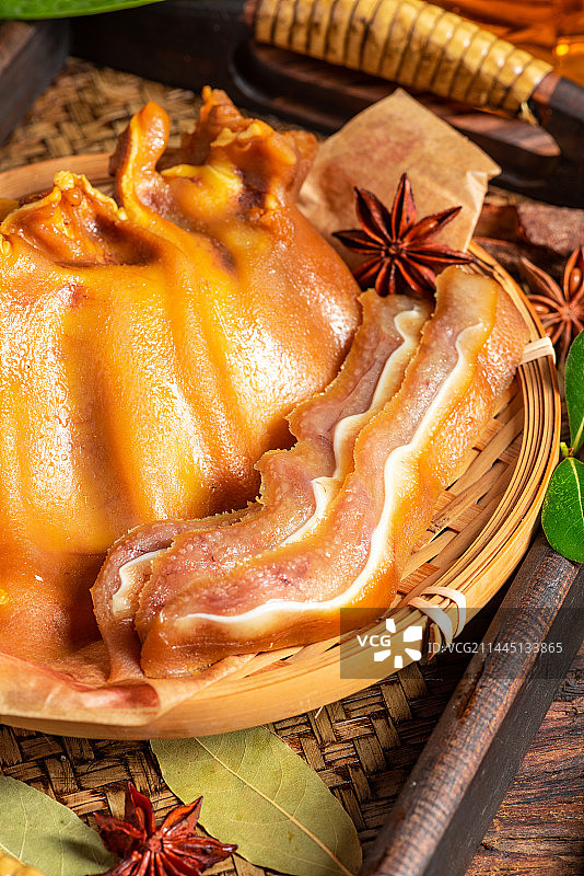 乡村风格美食摄影切成片的卤猪耳朵图片素材