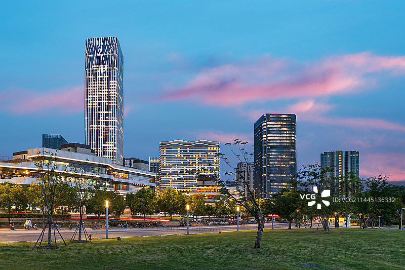 上海浦东前滩太古里商务楼群夜景图片素材