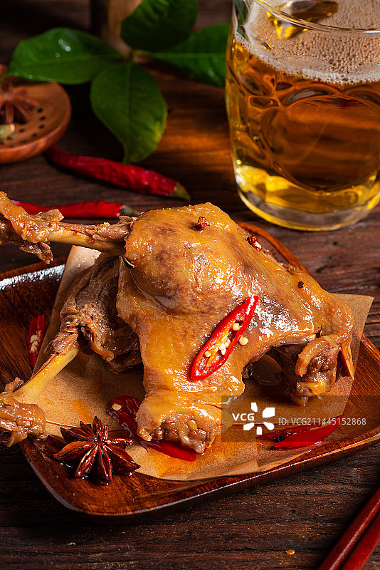 乡村风格美食摄影旧木板上的卤制大鸭腿肉特写图片素材