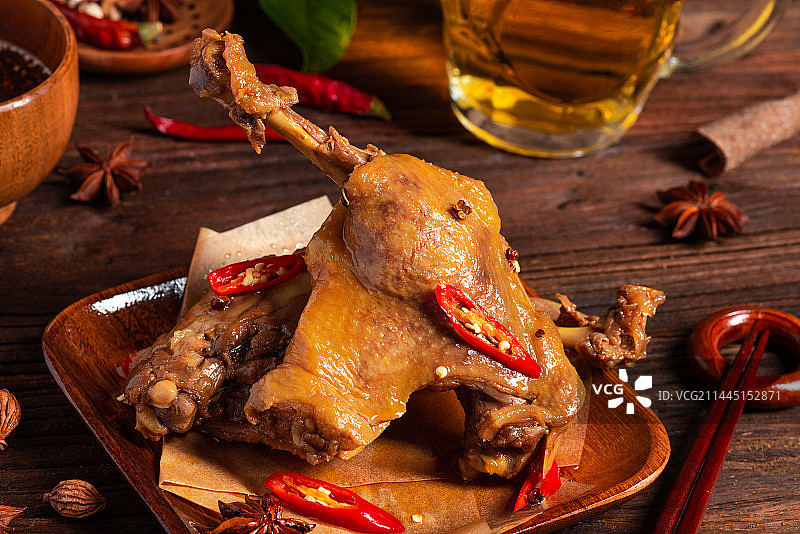 乡村风格美食摄影旧木板上的卤制大鸭腿肉特写图片素材