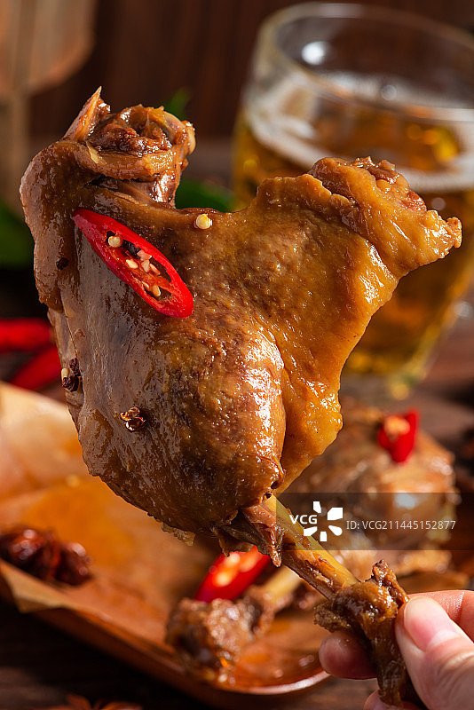 乡村风格美食摄影旧木板上的卤制大鸭腿肉特写图片素材