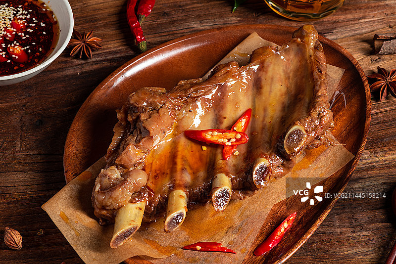 乡村风格美食摄影旧木板上诱人的热卤现捞卤水排骨特写图片素材
