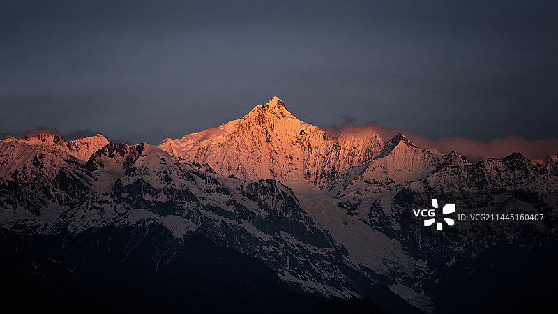 卡瓦格博峰图片素材