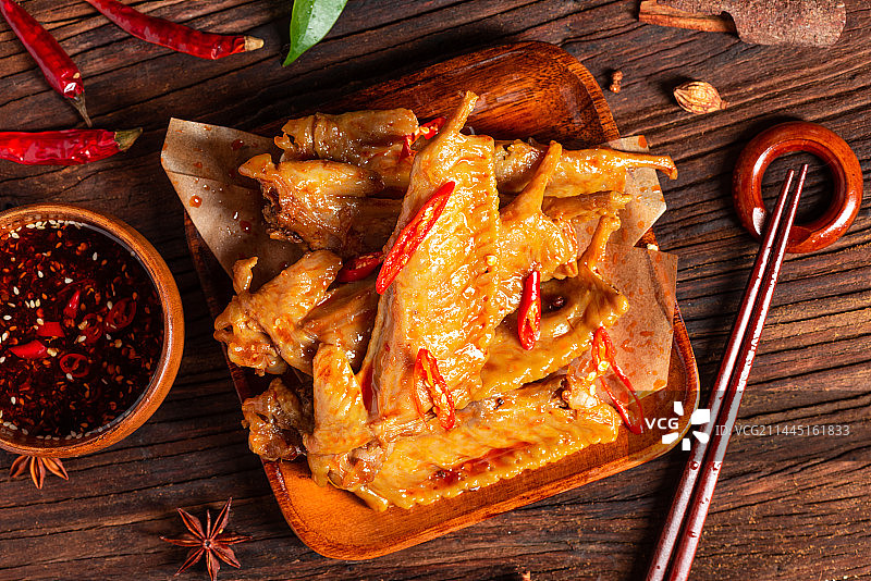 乡村风格美食摄影旧木板上诱人的热卤现捞卤火鸡翅尖特写图片素材