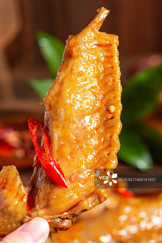 乡村风格美食摄影旧木板上诱人的热卤现捞卤火鸡翅尖特写图片素材