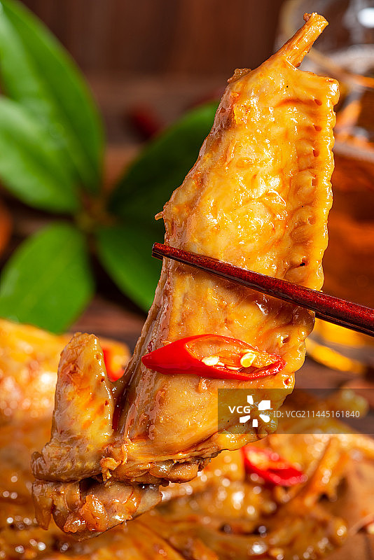 乡村风格美食摄影旧木板上诱人的热卤现捞卤火鸡翅尖特写图片素材