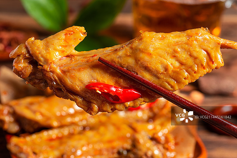 乡村风格美食摄影旧木板上诱人的热卤现捞卤火鸡翅尖特写图片素材