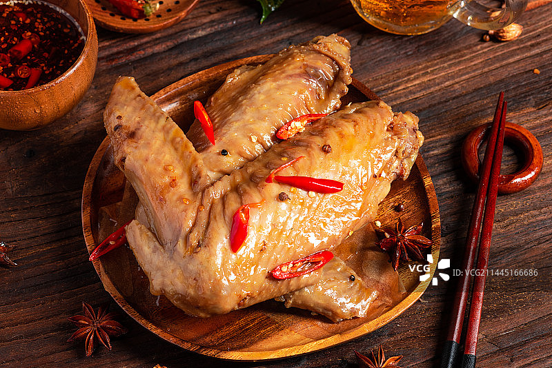乡村风格美食摄影旧木板上诱人的卤味火鸡翅图片素材