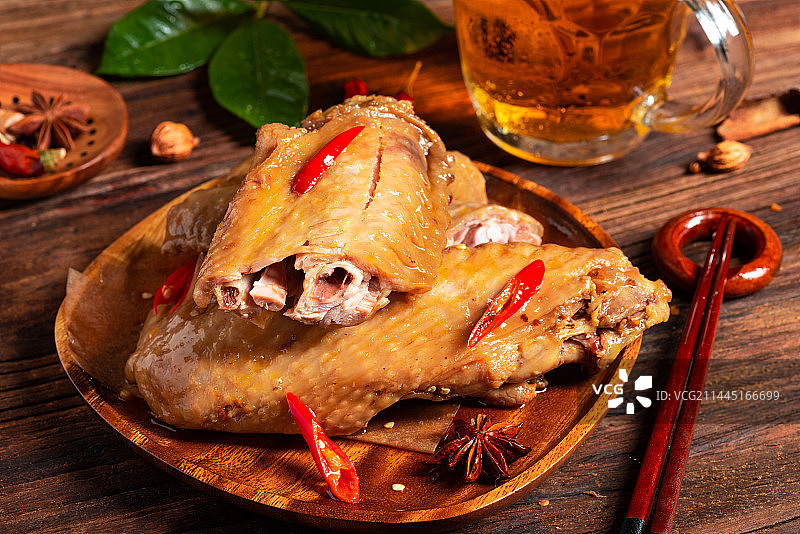 乡村风格美食摄影旧木板上诱人的卤味火鸡翅图片素材