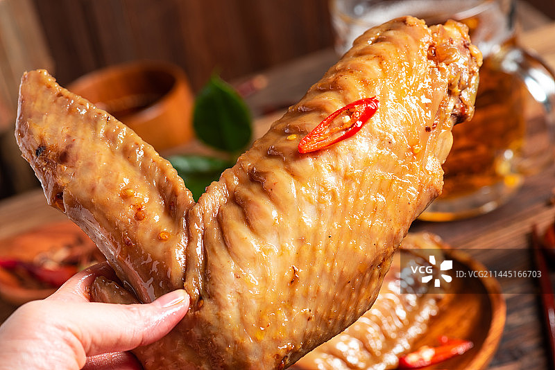乡村风格美食摄影旧木板上诱人的卤味火鸡翅图片素材