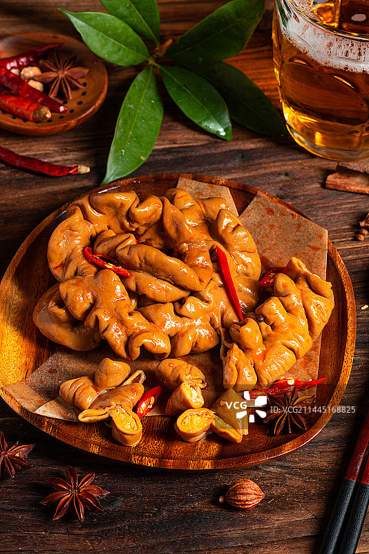 乡村风格美食摄影旧木板上诱人的卤肥肠特写图片素材