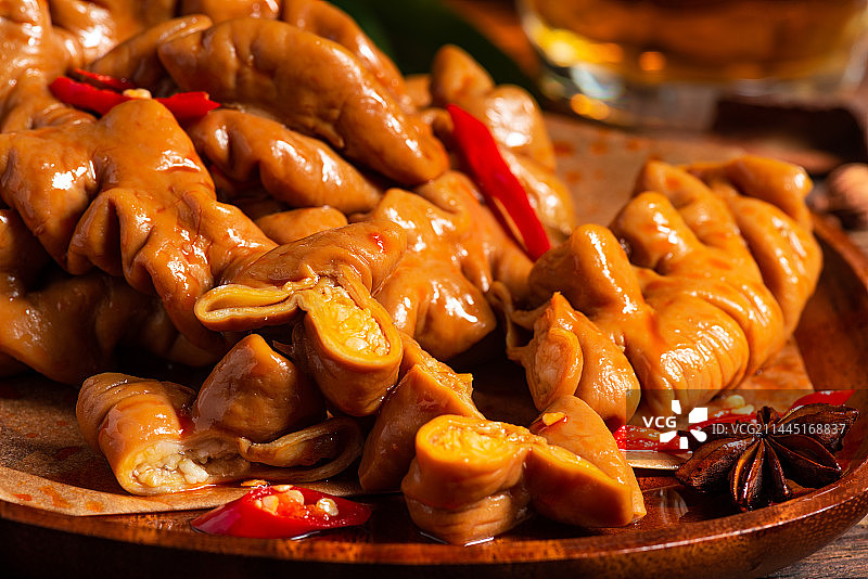 乡村风格美食摄影旧木板上诱人的卤肥肠特写图片素材