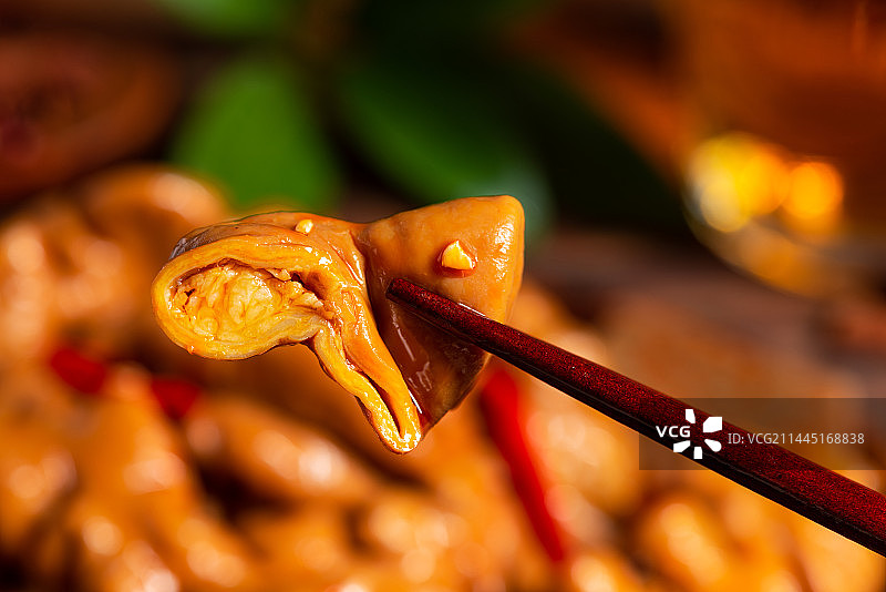 乡村风格美食摄影旧木板上诱人的卤肥肠特写图片素材