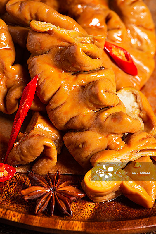 乡村风格美食摄影旧木板上诱人的卤肥肠特写图片素材