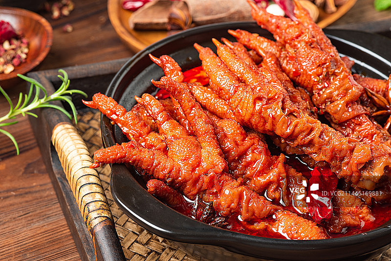 乡村风格美食摄影装在砂锅里诱人的香辣火锅虎皮凤爪特写图片素材