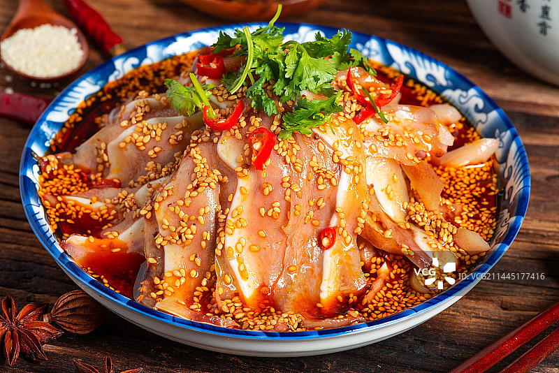 乡村风格美食摄影旧木板上的一盘诱人红油耳片特写图片素材