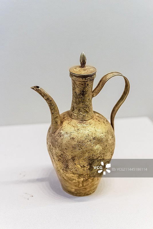 北京中国国家博物馆，錾花花鸟纹金执壶，辽代图片素材