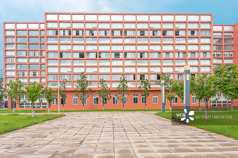 现代教学楼建筑外部（橙白配色）图片素材