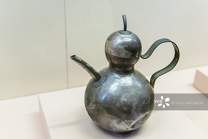 北京中国国家博物馆，葫芦形素面银壶，唐朝图片素材