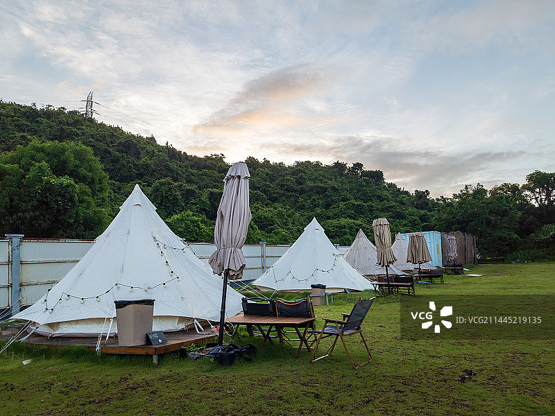 清晨的海边露营场地图片素材