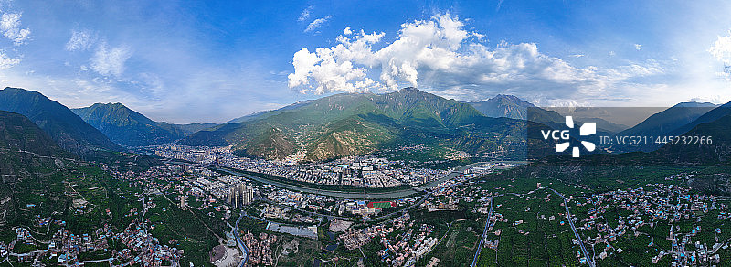 航拍四川茂县羌寨全景白昼风光图片素材