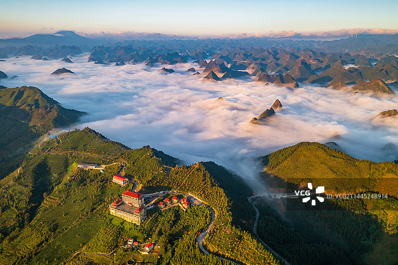 航拍广西乐业县龙云山故事小镇喀斯特群峰日出云海图片素材