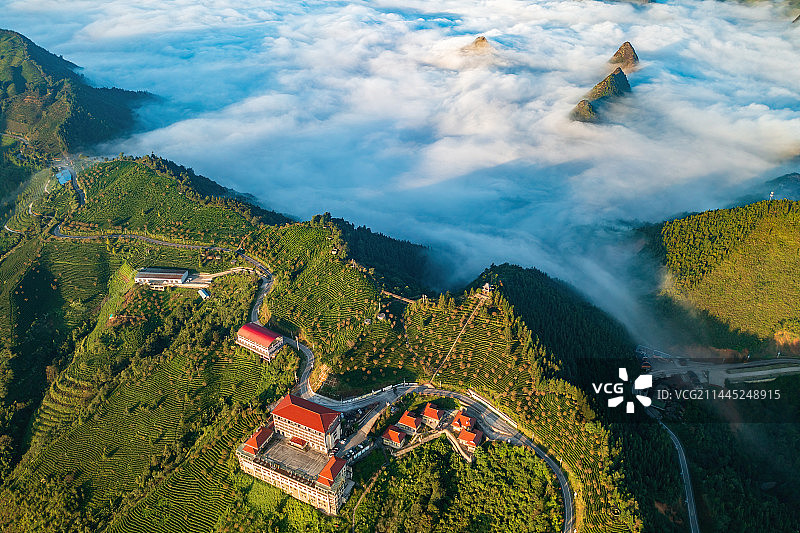 航拍广西乐业县龙云山故事小镇喀斯特群峰日出云海图片素材