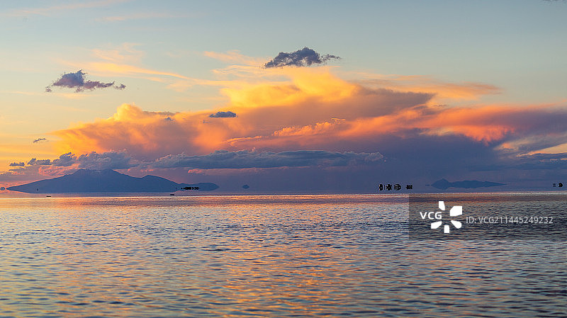 玻利维亚乌尤尼盐湖的日落时分图片素材