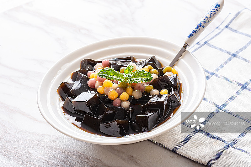 夏日解暑小吃仙草蜜青草冻图片素材