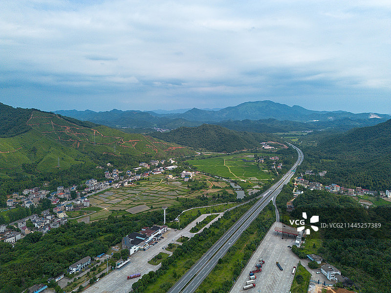 航拍高速服务区与群山图片素材
