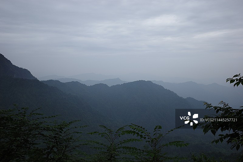 四川乐山峨眉山｜户外徒步｜报国寺到洗象池沿途景色图片素材