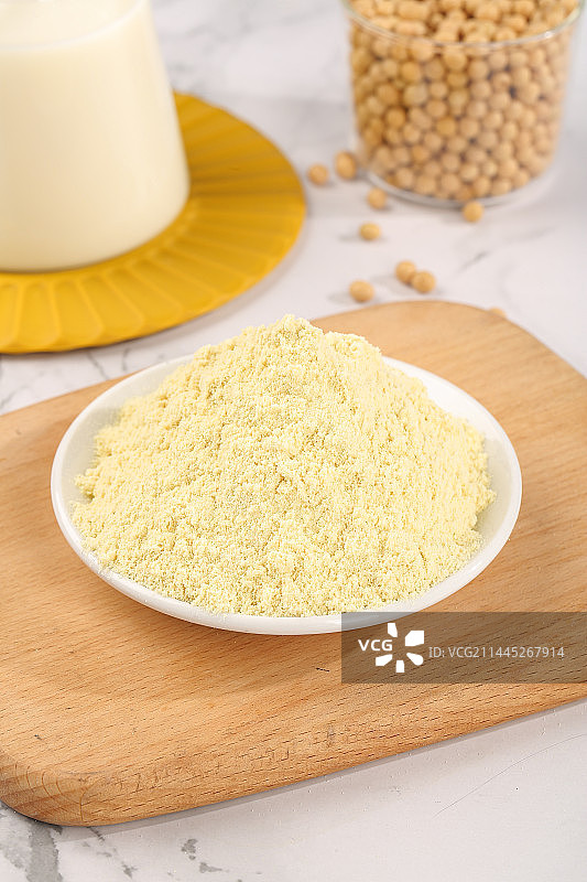 浅底上的豆浆粉图片素材