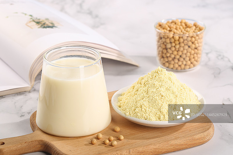 浅底上的豆浆粉图片素材