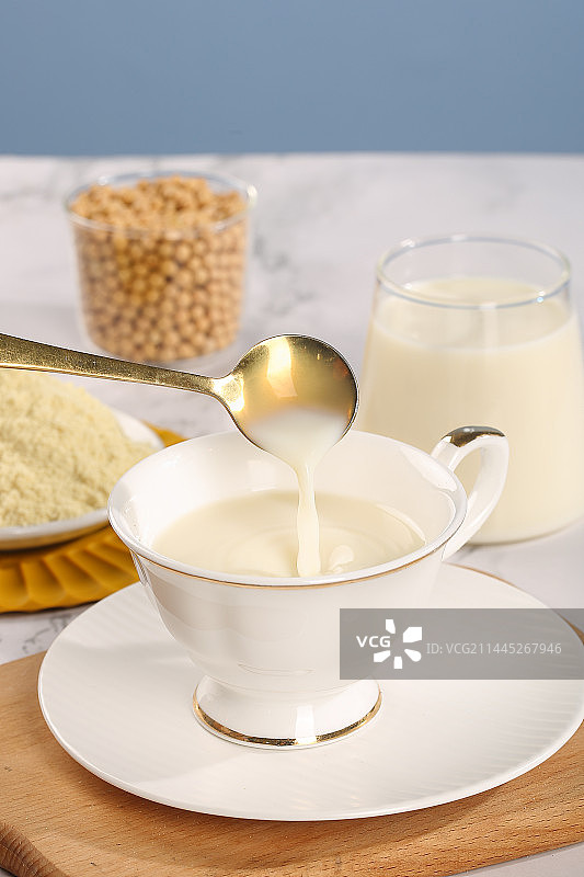 浅底上的豆浆粉图片素材