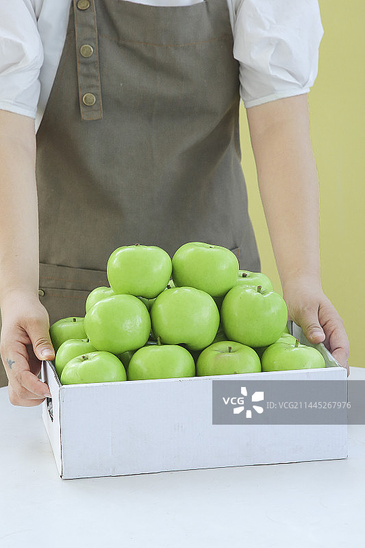 桌上放着新鲜青苹果图片素材