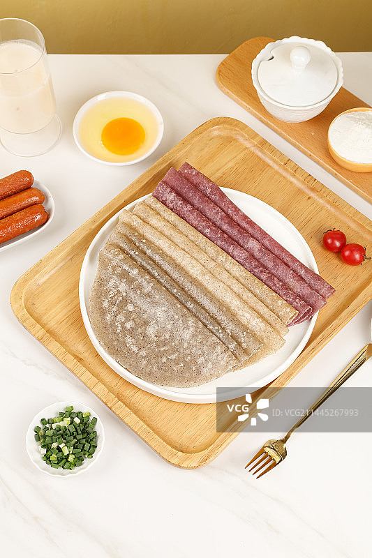 浅底上的果蔬卷饼图片素材