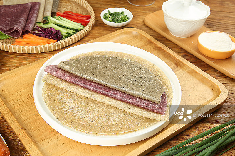 深底上的卷饼图片素材