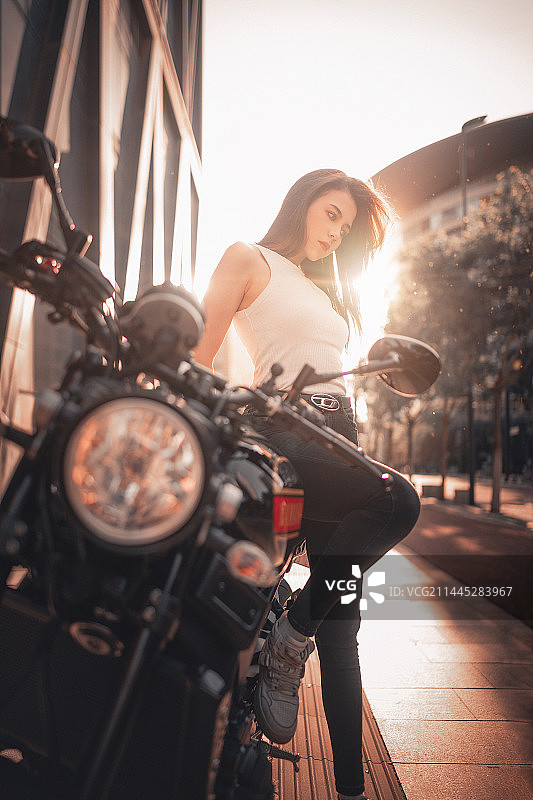 酷飒机车女孩 合作Model:小麦 出镜机车：YAMAHA(雅马哈) XSR900R图片素材